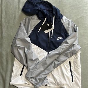 Nike women’s medium wind breaker, navy, light gray/blue & white, with tags